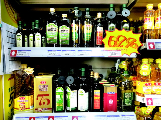 济南华联超市货架上的橄榄油产品,虽然琳琅满目但也让人眼花缭乱