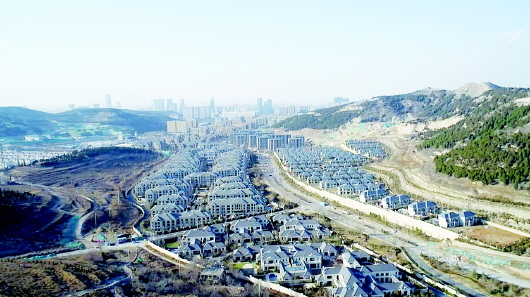 从山顶俯瞰绿城济南全运村项目 孙罗南 摄